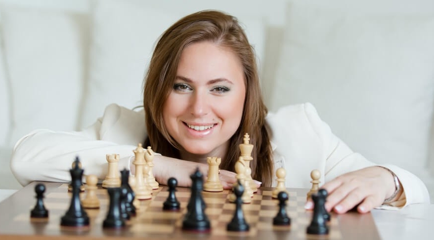 Women beat expectations when playing chess against men, according